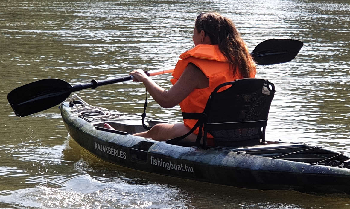 A kajakos horgászat veszélyei - mentőmellény használata A kajakos horgászat veszélyei - mentőmellény használata